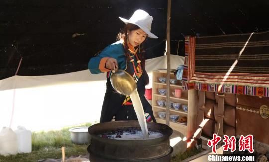 圖為展示瑪曲藏民族傳統(tǒng)特色美食制作工藝?！＄娦?攝