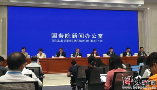 8月26日，國(guó)務(wù)院新聞辦召開國(guó)務(wù)院政策例行吹風(fēng)會(huì)。圖為吹風(fēng)會(huì)現(xiàn)場(chǎng)。 記者李巍攝