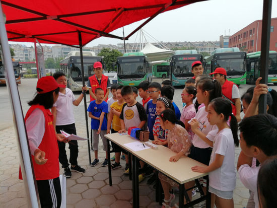 志愿者教小朋友垃圾分類的相關(guān)知識(shí)。連柏梁 攝