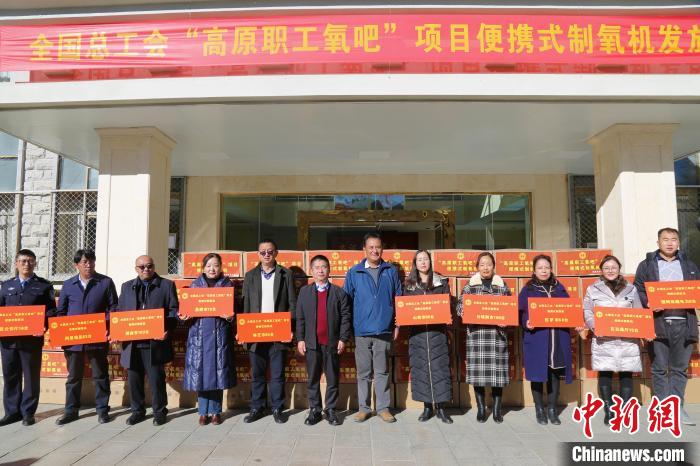 圖為發(fā)放儀式現(xiàn)場(chǎng)?！⊥趵?攝