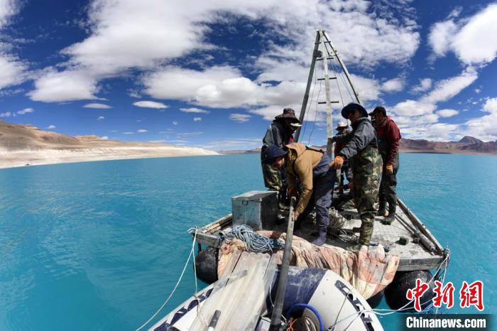 科考隊員在湖泊鉆探平臺上小心搬運采集的巖芯樣品?！?lt;a target='_blank' ><p  align=