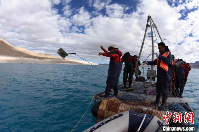 科考隊員在湖泊鉆探平臺上拋固定平臺的錨?！?lt;a target='_blank' ><p  align=