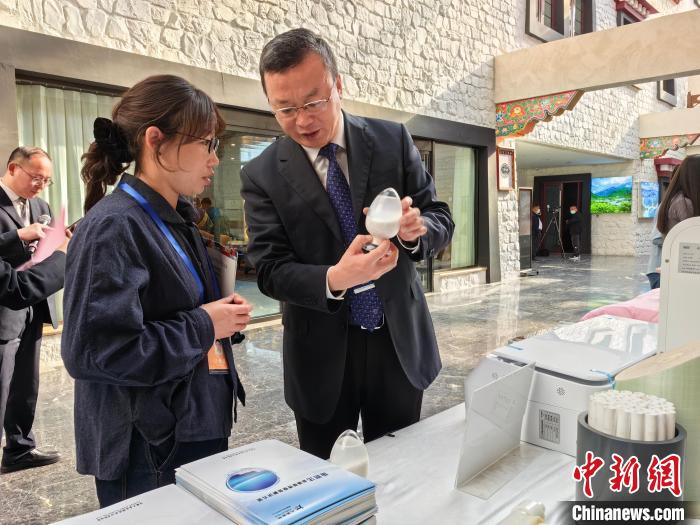 圖為簽約企業(yè)現(xiàn)場推介自己的產(chǎn)品。　趙延 攝