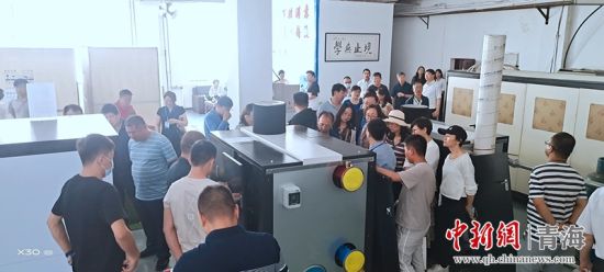 圖為行業(yè)內(nèi)人員進(jìn)行項(xiàng)目參觀。 活動(dòng)主辦方供圖