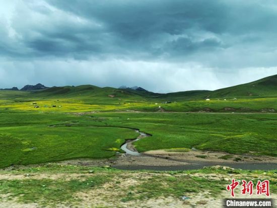 自2005年啟動三江源生態(tài)保護(hù)和建設(shè)工程以來，果洛州共治理黑土灘315.11萬畝，使果洛州生態(tài)環(huán)境15年來得到明顯好轉(zhuǎn)?！O睿 攝