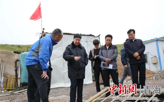 圖為黃南州有關(guān)領(lǐng)導(dǎo)現(xiàn)場(chǎng)踏勘、督導(dǎo)生態(tài)環(huán)保責(zé)任落實(shí)情況現(xiàn)場(chǎng)。黃宣攝