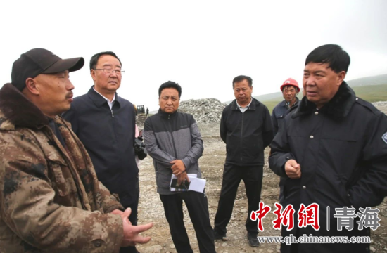 圖為黃南州有關(guān)領(lǐng)導(dǎo)現(xiàn)場(chǎng)踏勘、督導(dǎo)生態(tài)環(huán)保責(zé)任落實(shí)情況現(xiàn)場(chǎng)。黃宣攝