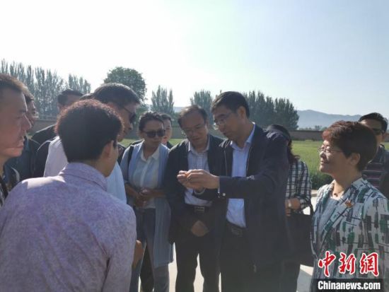 圖為杜德志在基層調(diào)研。受訪者供圖