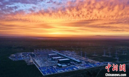 圖為朝霞下的青南換流站?！W(wǎng)青海檢修公司供圖 　　