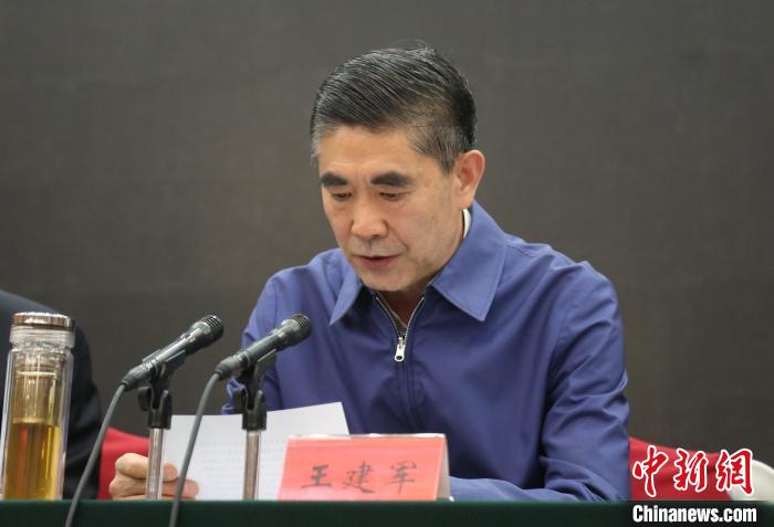 圖為青海省委書記王建軍出席會(huì)議并作講話?！?zhí)砀?攝