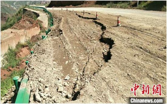 圖為發(fā)生路基下沉滑移險(xiǎn)情的路段。果洛公路總段供圖