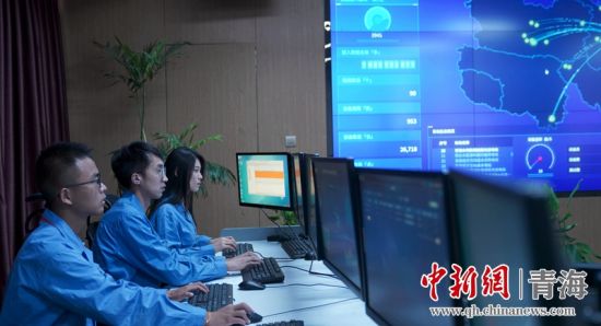 圖為國網(wǎng)青海電力大數(shù)據(jù)中心工作人員正在監(jiān)控綠電相關(guān)數(shù)據(jù)。王國棟攝