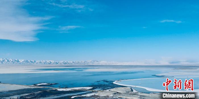 圖為冬季茶卡天空壹號景區(qū)?！±罱瓕?攝
