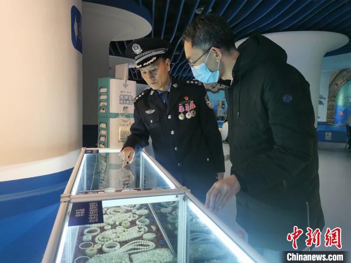 圖為森林警察為游客講解查獲這些象牙制品過程中發(fā)生的真實故事?！∥乃碱?攝