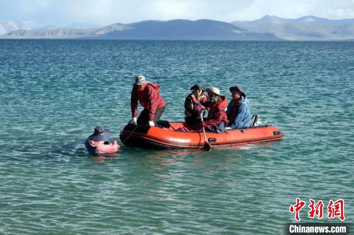 科考隊員乘充氣快艇考察扎日南木錯歸來。　<a target='_blank' ><p  align=