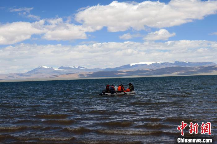 科考隊(duì)員向湖心進(jìn)發(fā)，風(fēng)浪越來(lái)越大?！?lt;a target='_blank' ><p  align=