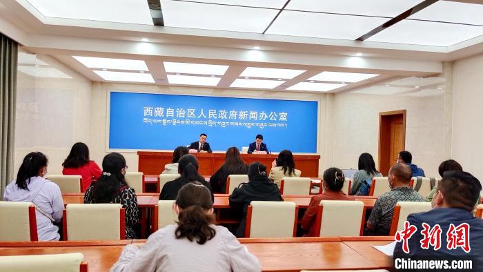 圖為西藏阿里地區(qū)在拉薩召開新聞發(fā)布會，發(fā)布西藏和平解放70年來阿里地區(qū)經(jīng)濟(jì)社會發(fā)展成就。　貢桑拉姆 攝
