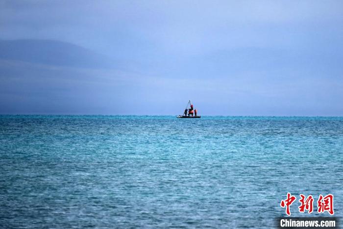 從岸邊營地以長焦鏡頭遠(yuǎn)眺，科考隊員在巴木錯作業(yè)。　<a target='_blank' ><p  align=