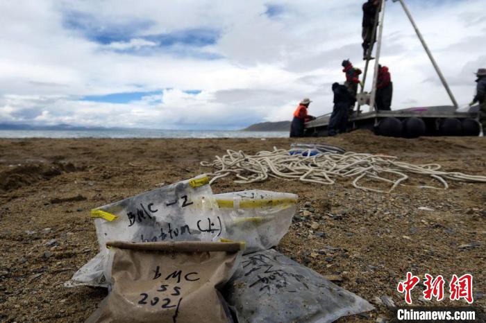 科考隊(duì)員從巴木錯采集的科研樣品?！?lt;a target='_blank' ><p  align=