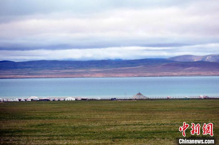 西藏安多縣茲格塘錯(cuò)岸邊帳篷林立，旅游業(yè)發(fā)展勢頭良好?！?lt;a target='_blank' ><p  align=