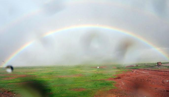 科考隊員在茲格塘錯采樣返程途中，高原風(fēng)雨彩虹送行?！?lt;a target='_blank' ><p  align=