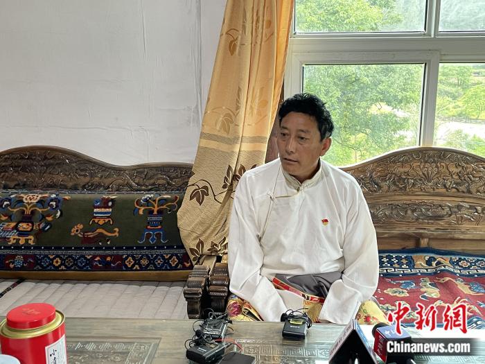 巴卡村黨支部書記、村委會主任尼瑪次仁。周璟 攝