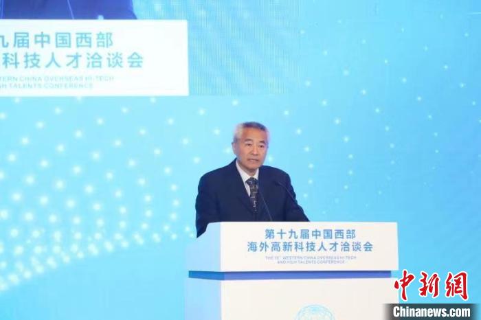 全國(guó)政協(xié)副主席、九三學(xué)社中央常務(wù)副主席邵鴻出席論壇并致辭?！∷拇ㄊ∥y(tǒng)戰(zhàn)部供圖