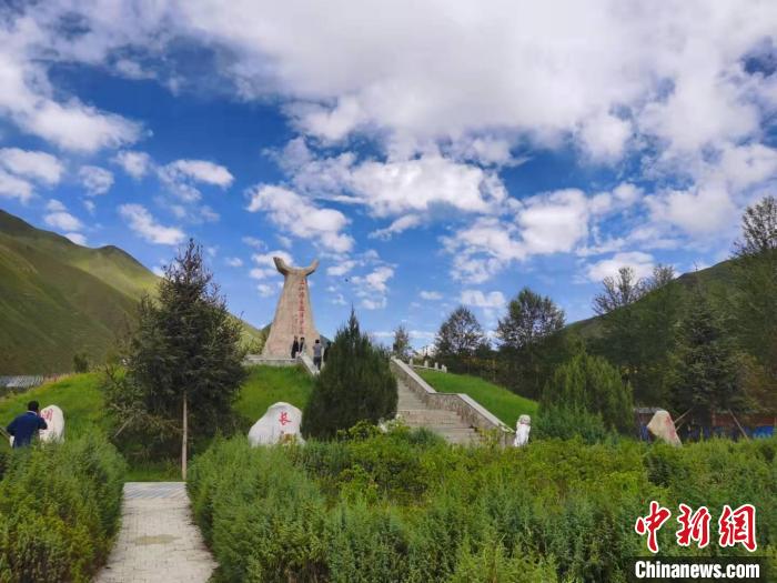 圖為三江源自然保護(hù)區(qū)紀(jì)念碑?！∏嗪Ｊ∥幕吐糜螐d供圖