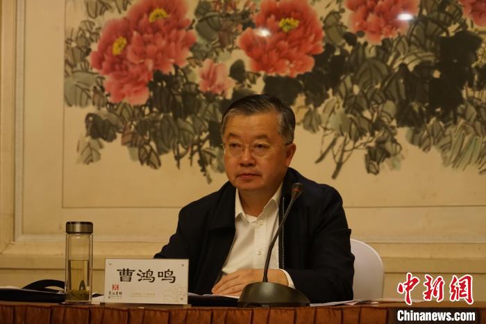圖為全國(guó)人大常委會(huì)委員、全國(guó)人大華僑委員會(huì)副主任委員、致公黨中央副主席曹鴻鳴講話。　潘雨潔 攝