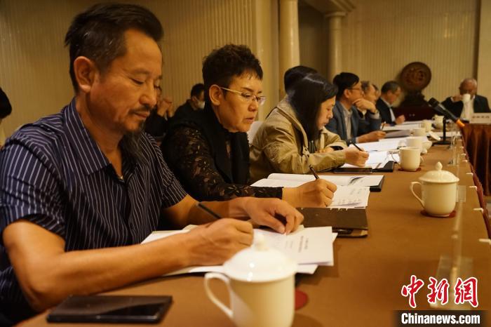 圖為座談會(huì)現(xiàn)場(chǎng)?！∨擞隄?攝