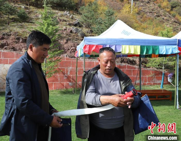 圖為護林員操作體驗滅火裝備?！〔际猩窒乐ш?供圖