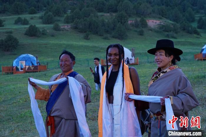 圖為當?shù)孛癖娕c外籍留學生合影留念?！●R銘言 攝