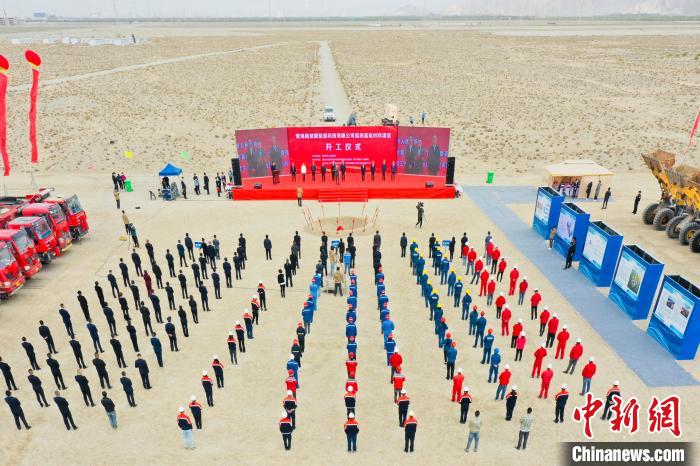 圖為無人機(jī)航拍開工現(xiàn)場?！∷髂辖?攝