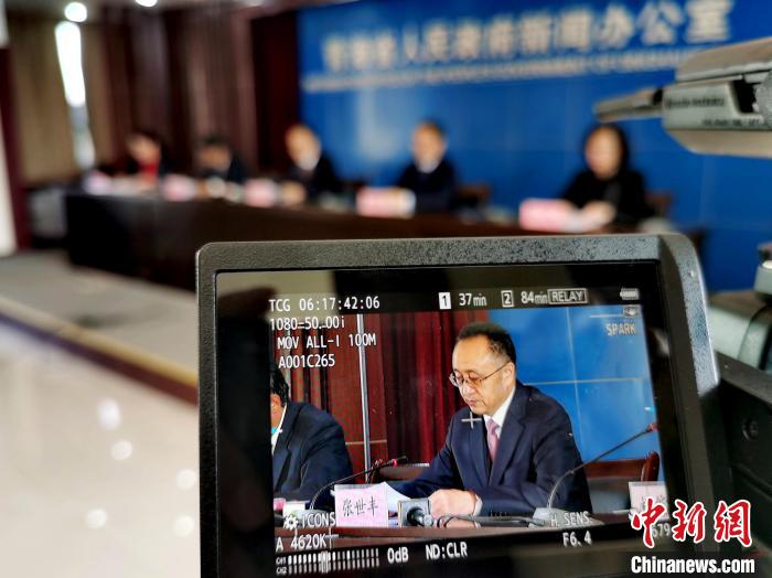 圖為青海省水利廳廳長張世豐參加新聞發(fā)布會(huì)?！?zhí)砀?攝