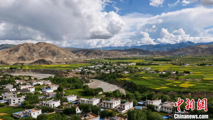 圖為依地形而建的西藏拉薩市尼木縣村居?！≈x牧 攝