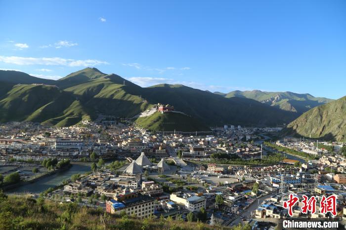 圖為航拍玉樹市。　玉樹市委宣傳部供圖