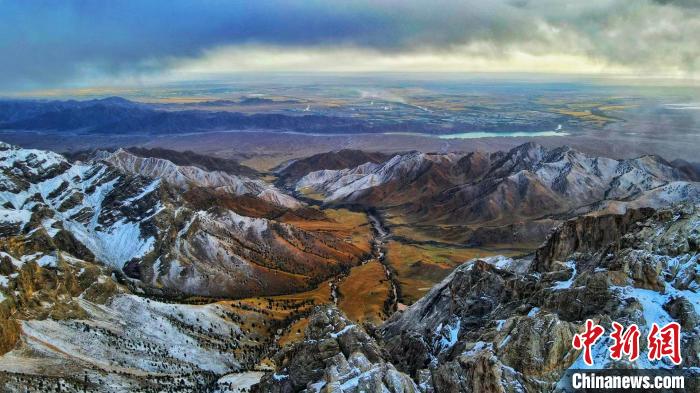 圖為柴達(dá)木盆地柏樹山森林地質(zhì)公園云霧繚繞。　巴圖那生 攝