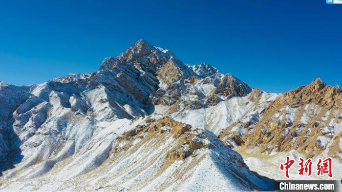 圖為山川被白雪覆蓋，與藍(lán)天相互呼映?！《继m縣融媒體中心供圖