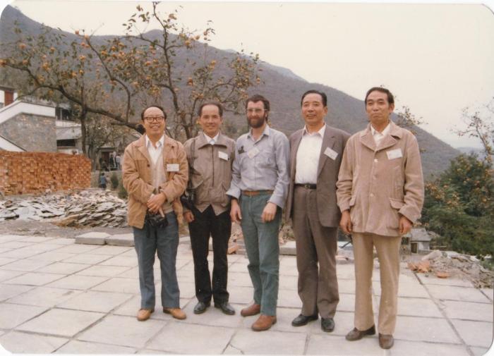 1987年早期脊椎動(dòng)物國(guó)際研討會(huì)在中國(guó)舉行，劉玉海先生(右一)與中外同行專(zhuān)家合影?！avin Young(澳大利亞) 供圖