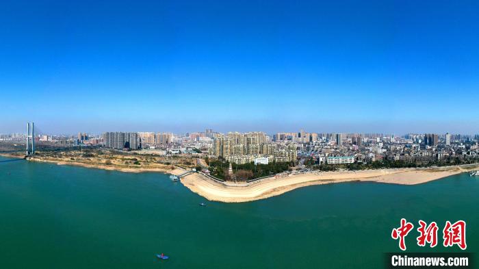 荊州市內(nèi)的荊江大堤。(資料圖) 湯偉 攝