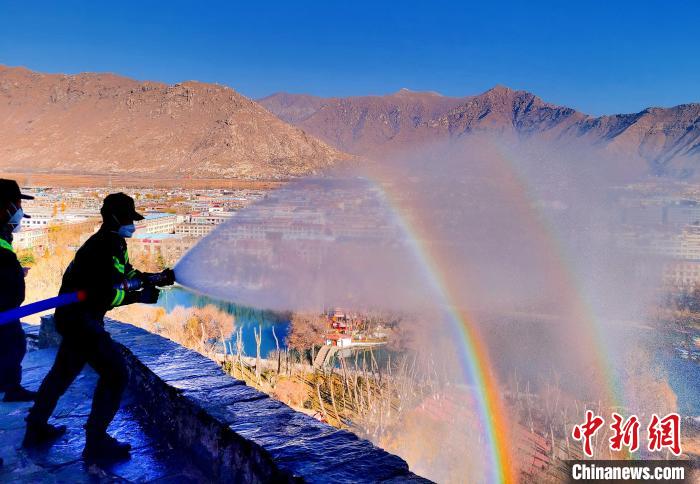 12月6日，布達(dá)拉宮消防救援大隊(duì)在布達(dá)拉宮山體林草區(qū)域開展?jié)窕ぷ??！㈣?攝