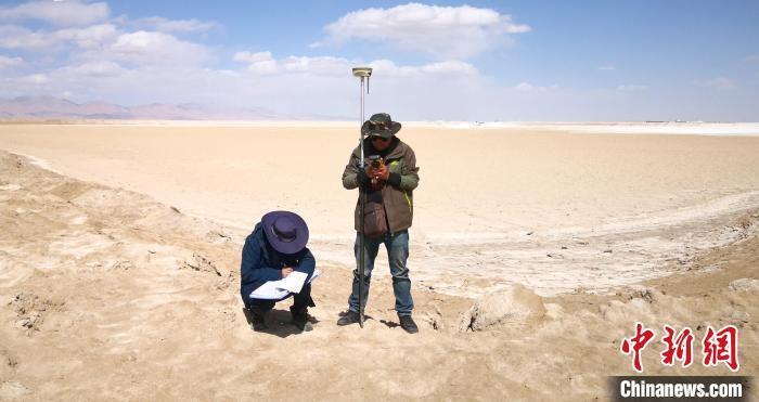 圖為鹽湖礦產(chǎn)資源國情調(diào)查。(資料圖) 柴綜院 供圖