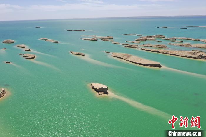 圖為海西州境內(nèi)的水上雅丹風光?！≮w凜松 攝