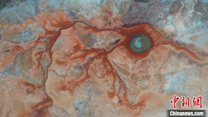 圖為海西州境內(nèi)的“網(wǎng)紅”景點“惡魔之眼”?！≮w凜松 攝