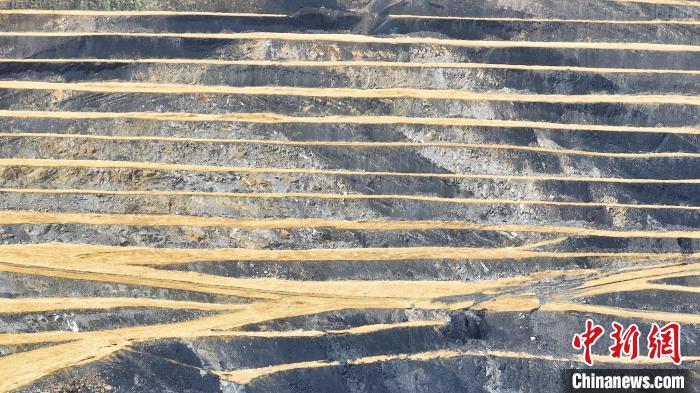 航拍圖為青海省海西蒙古族藏族自治州天峻縣木里礦區(qū)?！●R銘言 攝