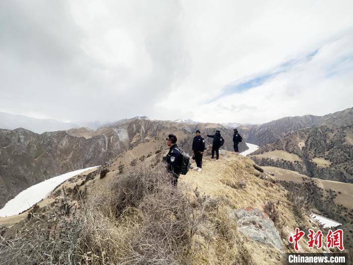 圖為曲麻萊縣崗當村的生態(tài)管護人員開展巡護?！《“瓦_杰 攝