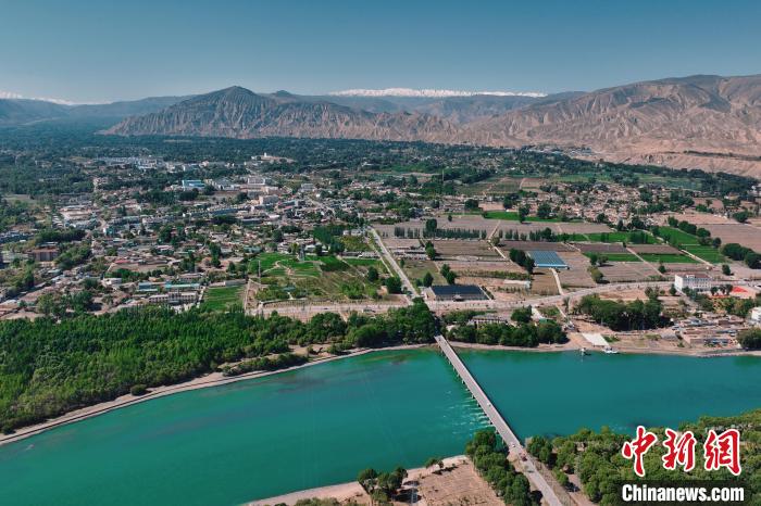 航拍青海貴德黃河岸畔綠意濃濃。　趙凜松 攝