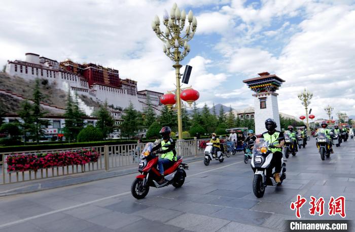 圖為2023年極地G219集結(jié)賽暨金卡納場地賽選手途經(jīng)拉薩布達(dá)拉宮?！∮文恋厍蚬﹫D