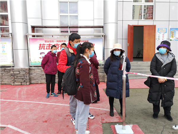 圖片默認標題_fororder_1、學生排隊進入校園-攝影-左斌