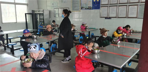 圖片默認標題_fororder_3、錯峰就餐的學生們-攝影-左斌